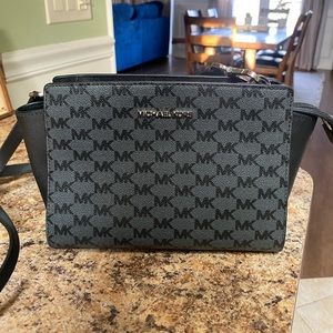 Brand New Michael Kors Selma Messenger Bag Black with Logo Medium With tags